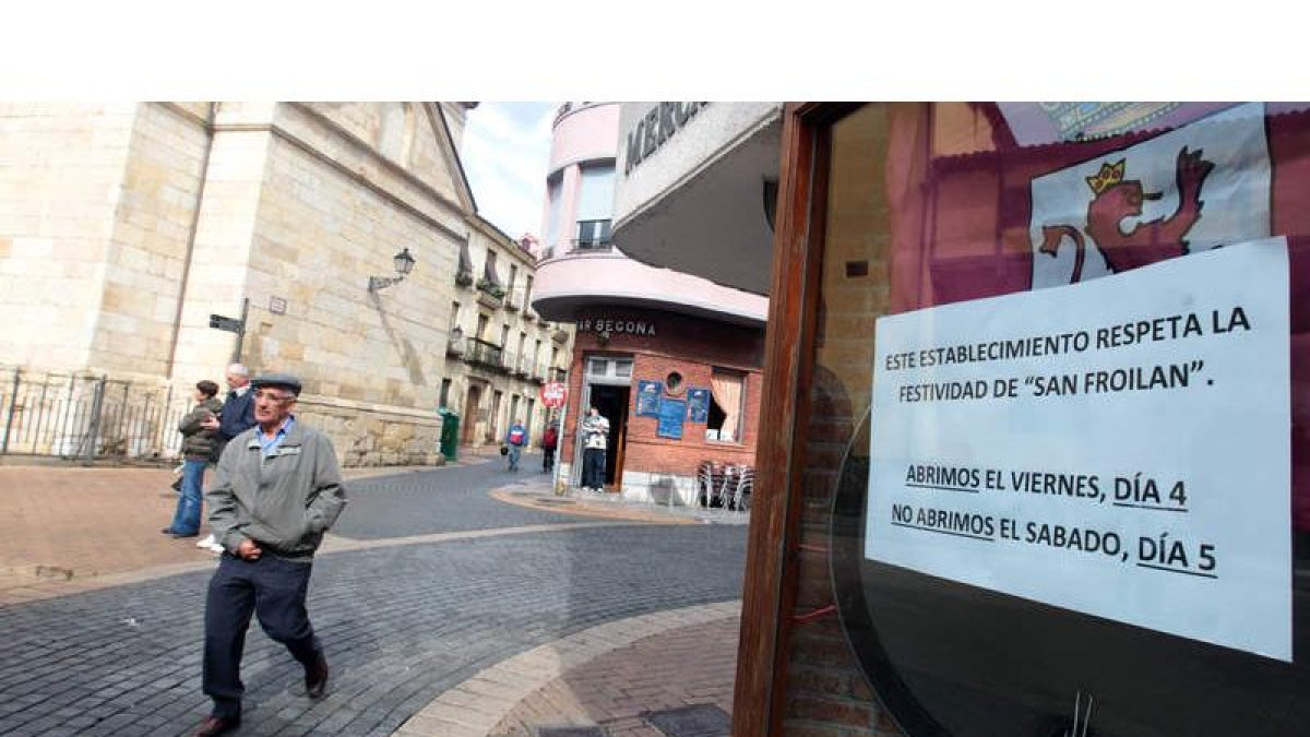 En el barrio del Mercado prácticamente todos los establecimientos han optado por abrir hoy y cerrar mañana.