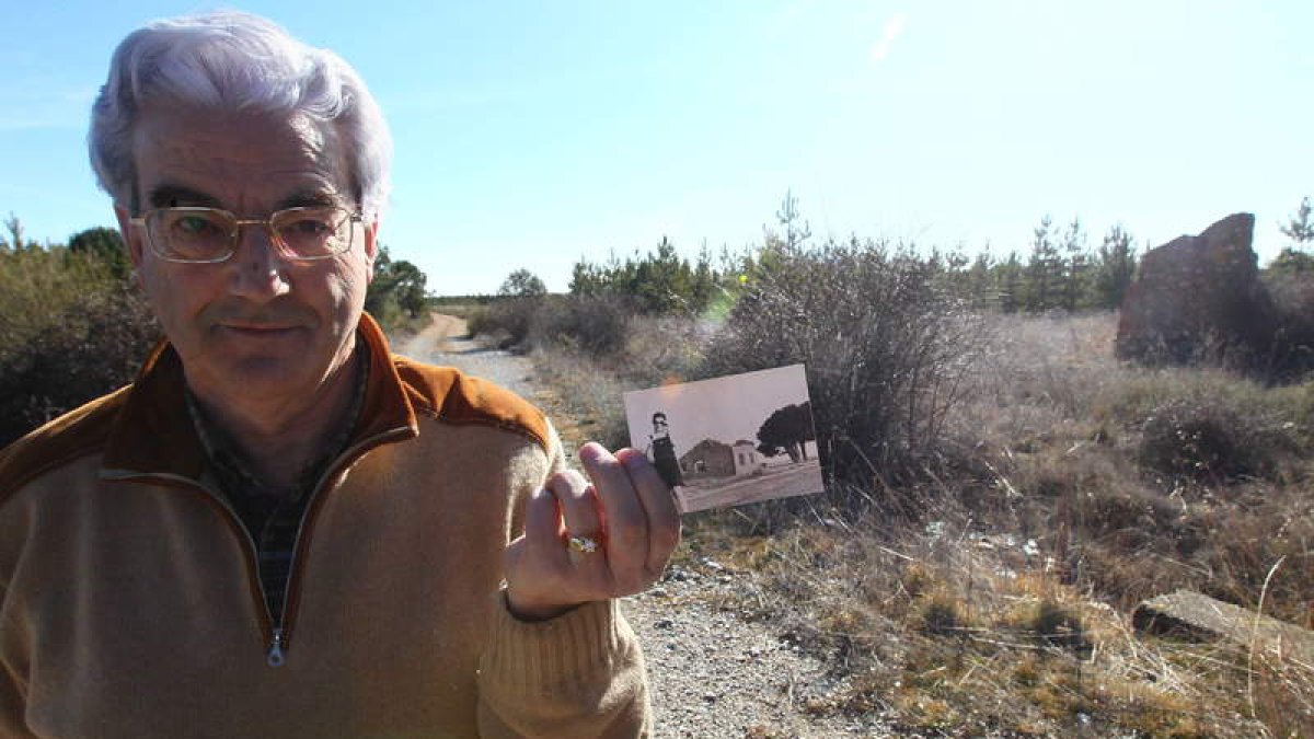 Mariano Rubio, hijo del guarda del aeródromo, muestra una vieja fotografía donde se aprecian las ruinas de las instalaciones.