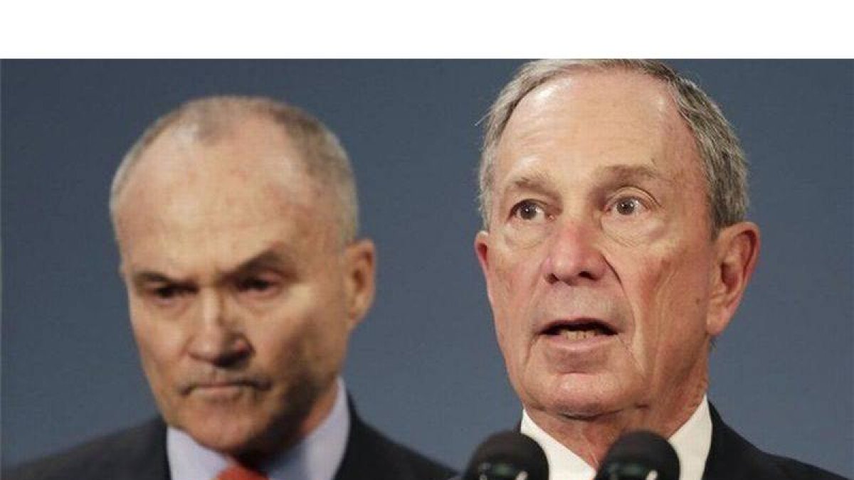 El alcalde de Nueva York, Michael Bloomberg, y el jefe de policía de la ciudad, Raymond Kelly, informan de la recepción de las cartas con ricina.