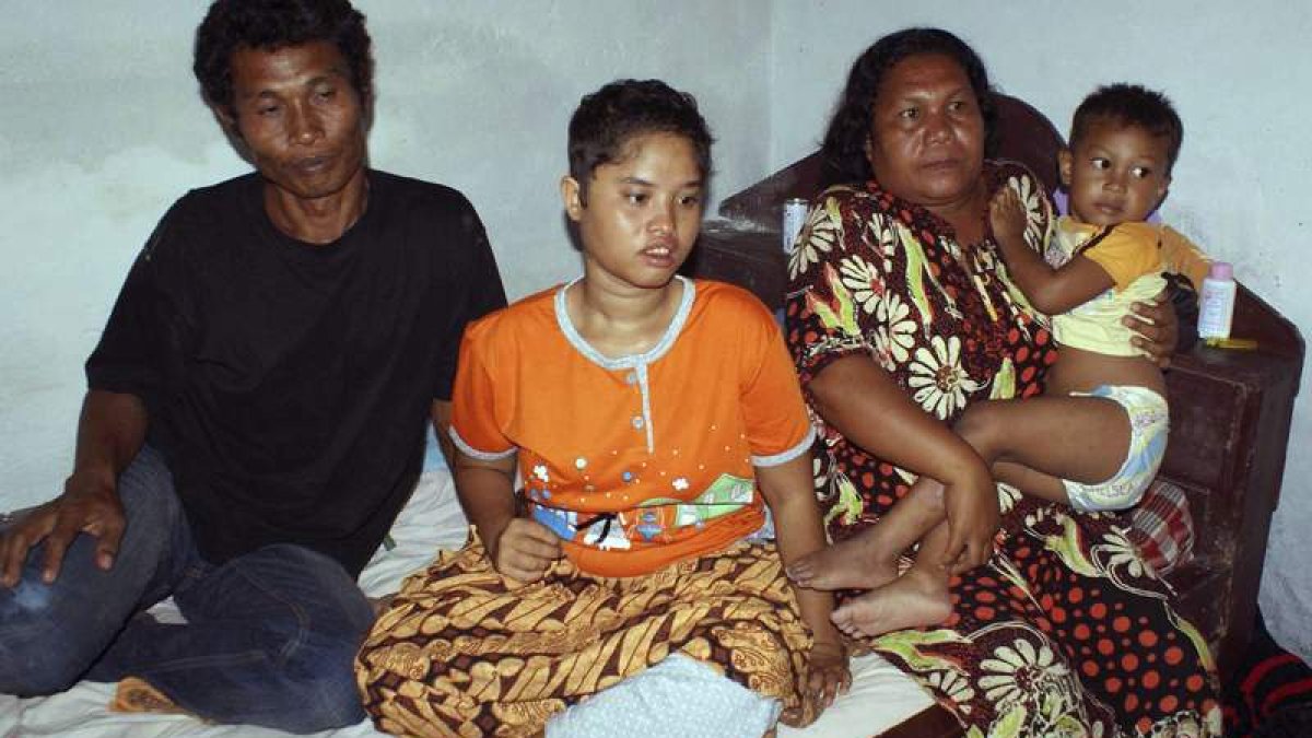 Wati, junto a su familia en Meulaboh (Indonesia).