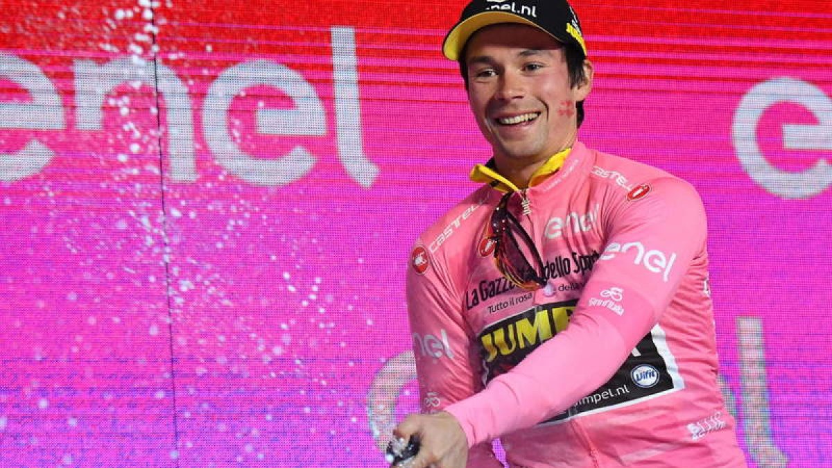 Primoz Roglic (Jumbo) luce la primera maglia rosa de la 102 edición del Giro. ALESSANDRO DI MEO