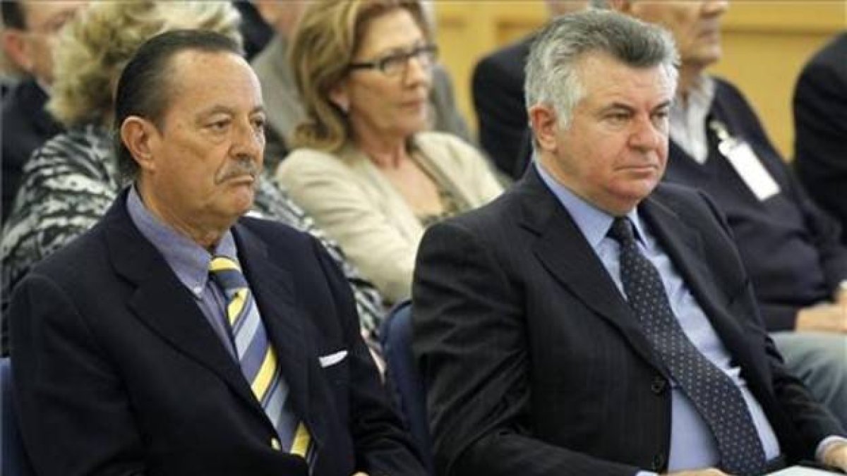 El exalcalde de Marbella, Julián Muñoz y el asesor urbanístico, Juan Antonio Roca, durante el juicio en la Audiencia Nacional por el caso Saqueo II en abril del 2013.