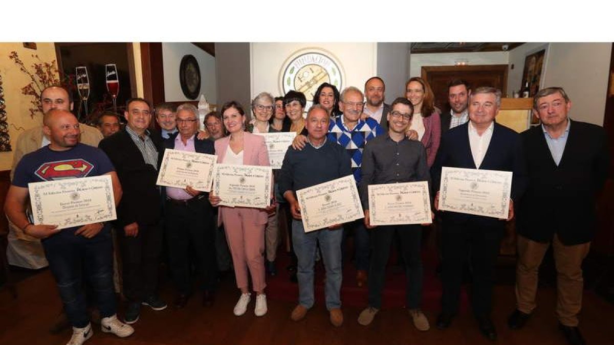 Foto de familia de los ganadores, autoridades y miembros de la Fundación.