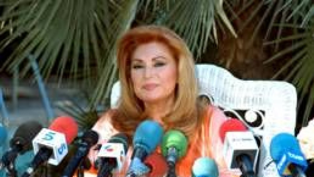 La cantante compareció ayer ante los medios para desvelar su enfermedad