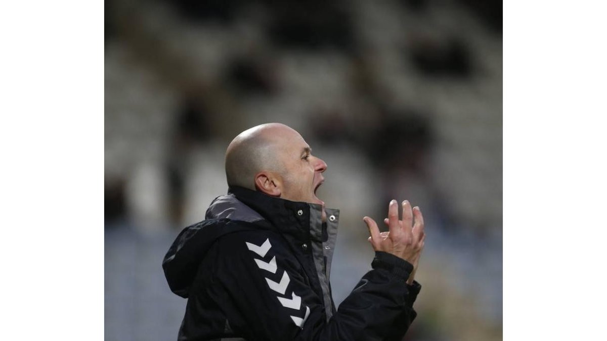 Javier Cabello dirige a sus jugadores