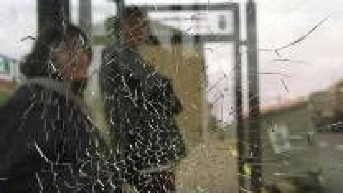 Cristal de una marquesina de autobuses destrozada durante una noche de vandalismo