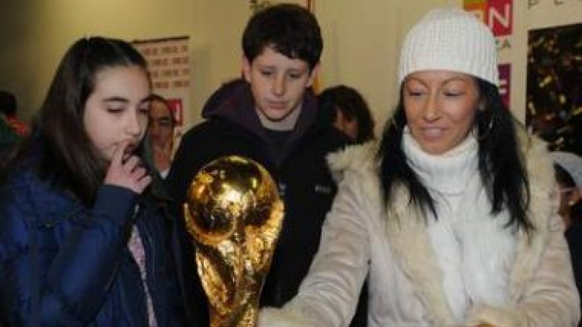 Los leoneses se acercaron al centro comercial León Plaza a ver de cerca la Copa del Mundo.