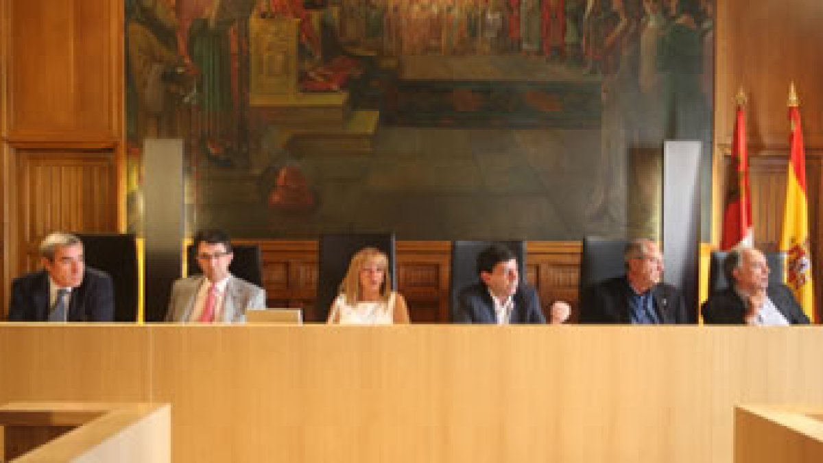 La presidenta de la Diputación, Isabel Carrasco, ayer antes de iniciarse la bronca.