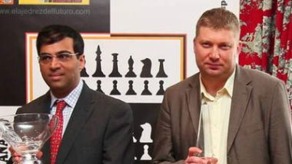 Anand, izquierda, y Shírov posan con sus respectivos trofeos de campeón y subcampeón.