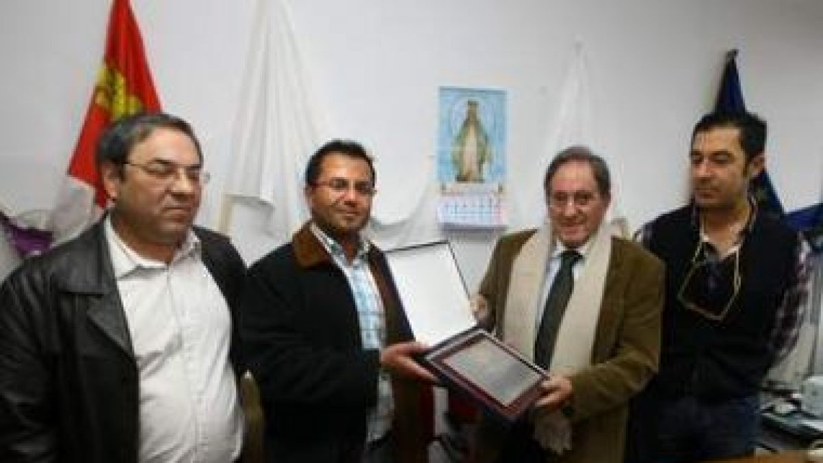 Damián Tascón recibió una placa de manos de varios miembros de Bierzo Natura.