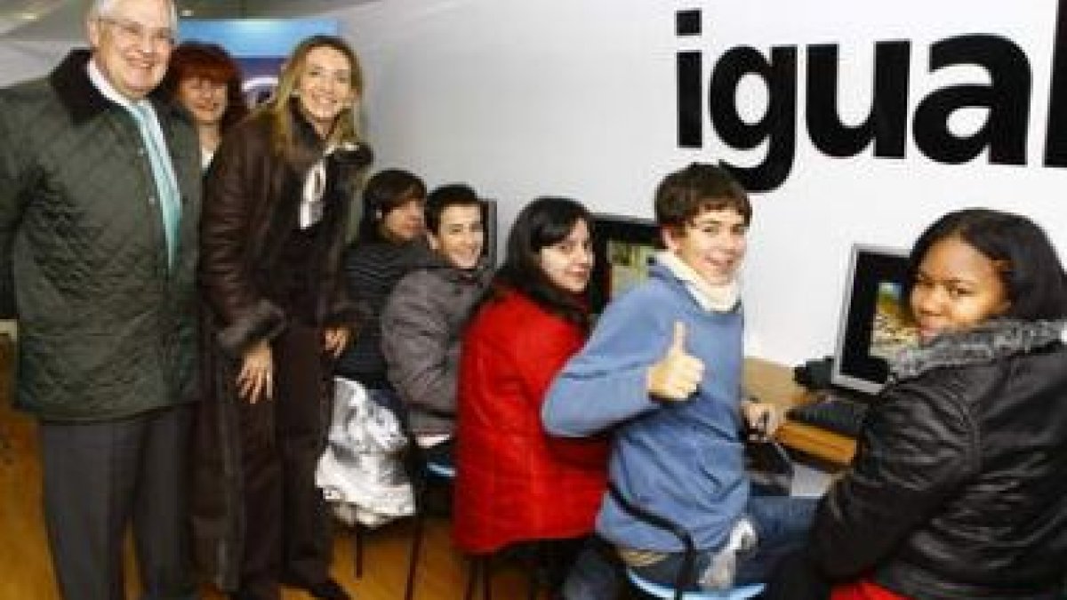 La directora general de la mujer, Alicia Fernández, en una visita al centro móvil de igualdad de Leó