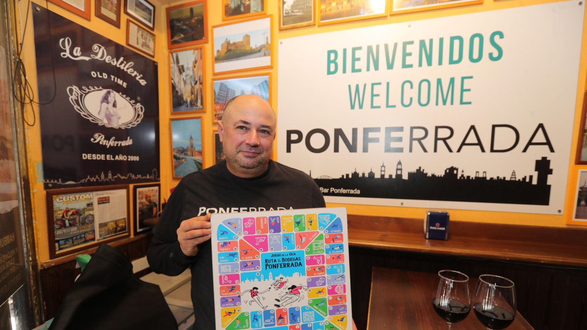 Carlos Rodríguez, con el Juego de la Oca de La Destilería. L. DE LA MATA.