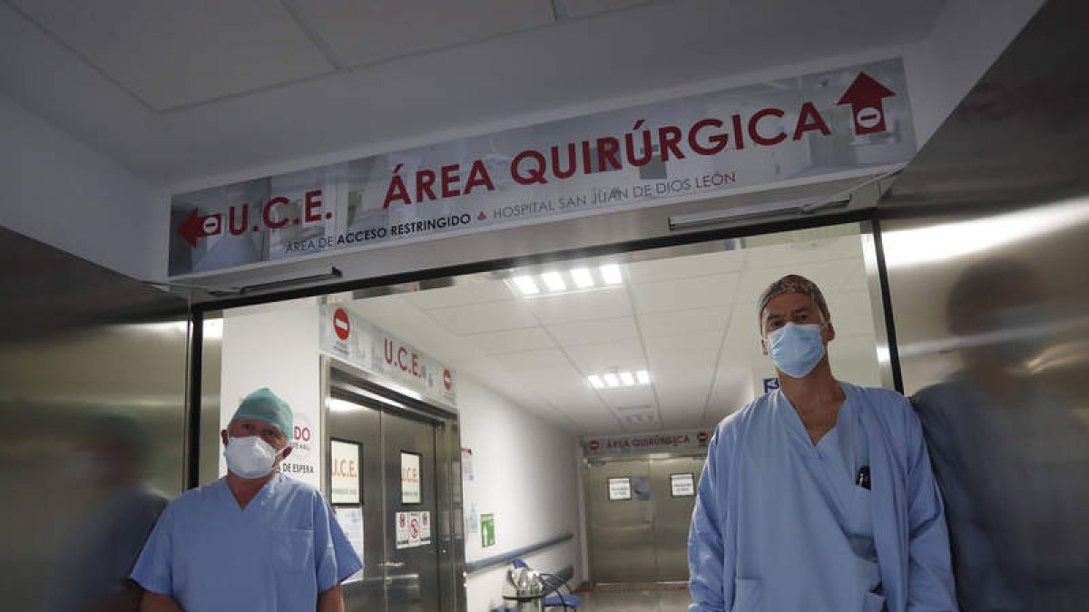 Los anestesiólogos Alejandro Rabanal y Adolfo Gutiérrez del Hospital San Juan de Dios. JESÚS F. SALVADORES