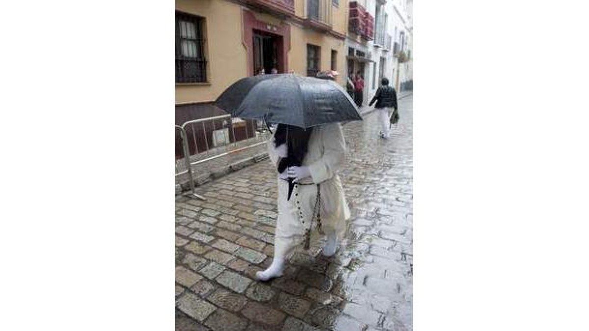 Sevilla tuvo que suspender ayer varias procesiones.
