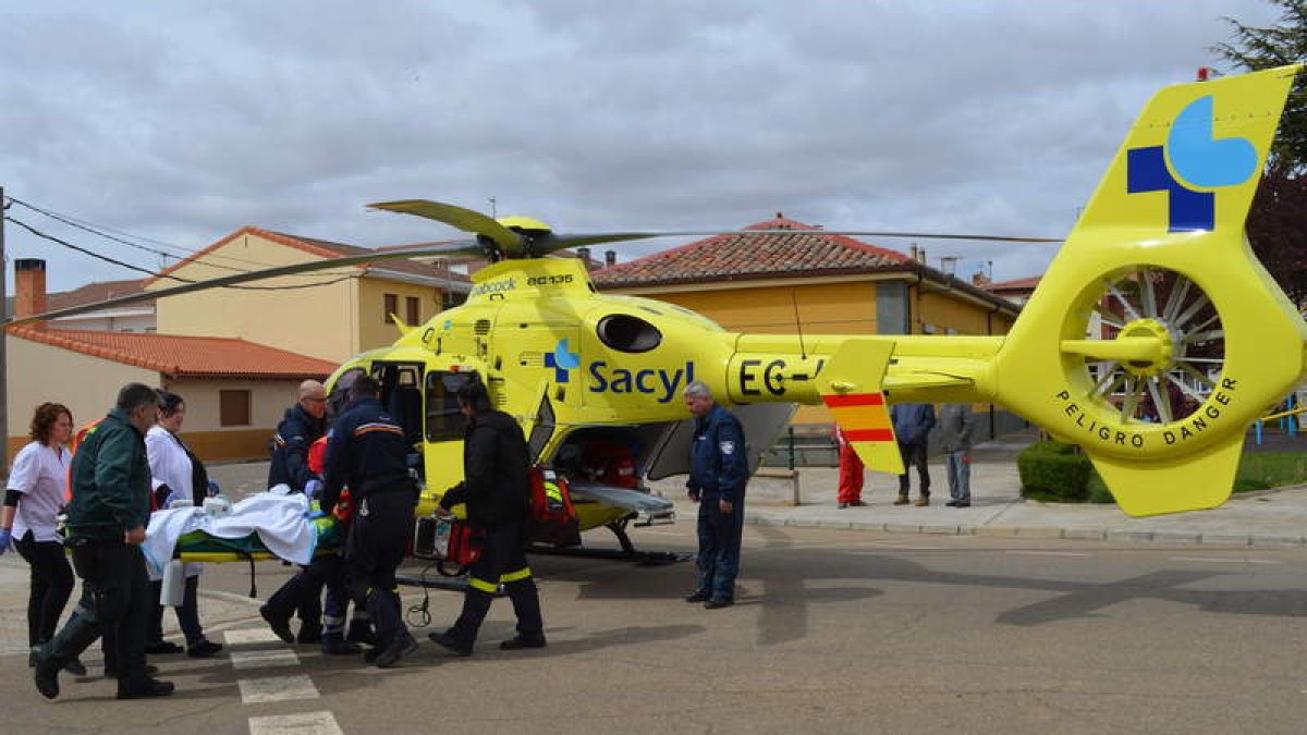 Momento en el que el herido era evacuado en helicóptero al Hospital de León. MEDINA
