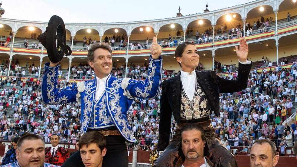 Pablo Hermoso de Mendoza y Lea Vicens salieron por la puerta grande en Las Ventas. RODRIGO JIMÉNEZ