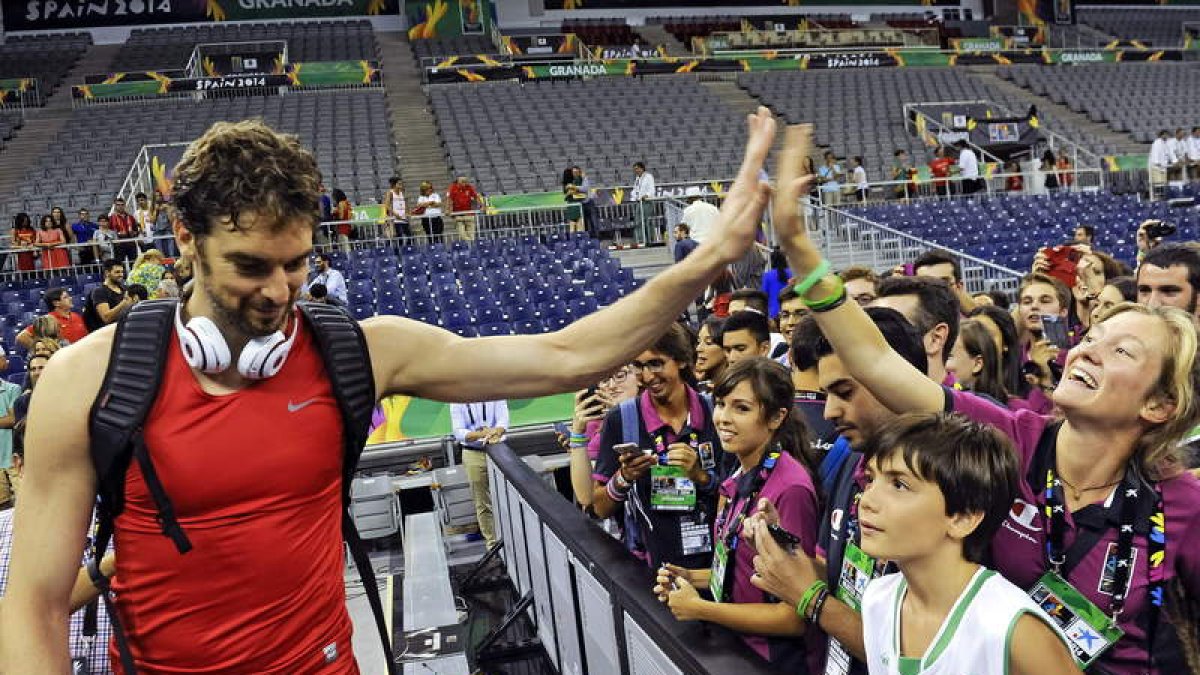 Pau Gasol saluda al término de la sesión preparatoria con vistas al partido frente a Francia.