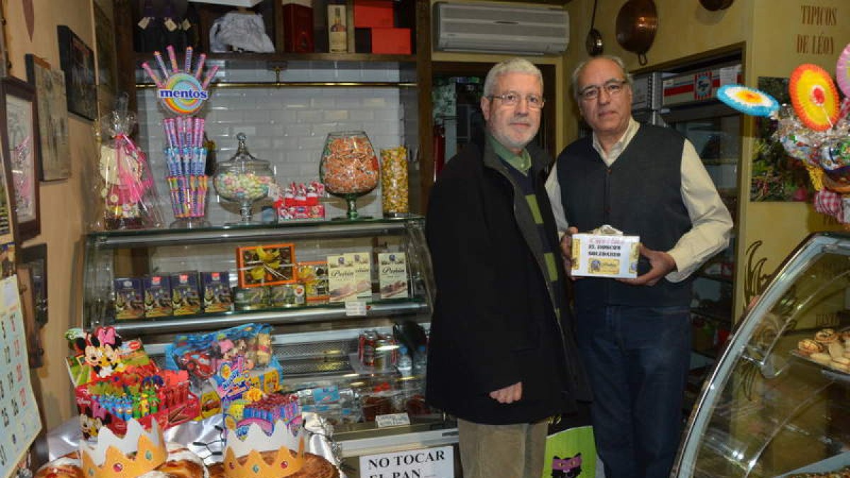 Jacinto Peñín (derecha) entrega la urna con los donativos a Jesús García Mielgo.