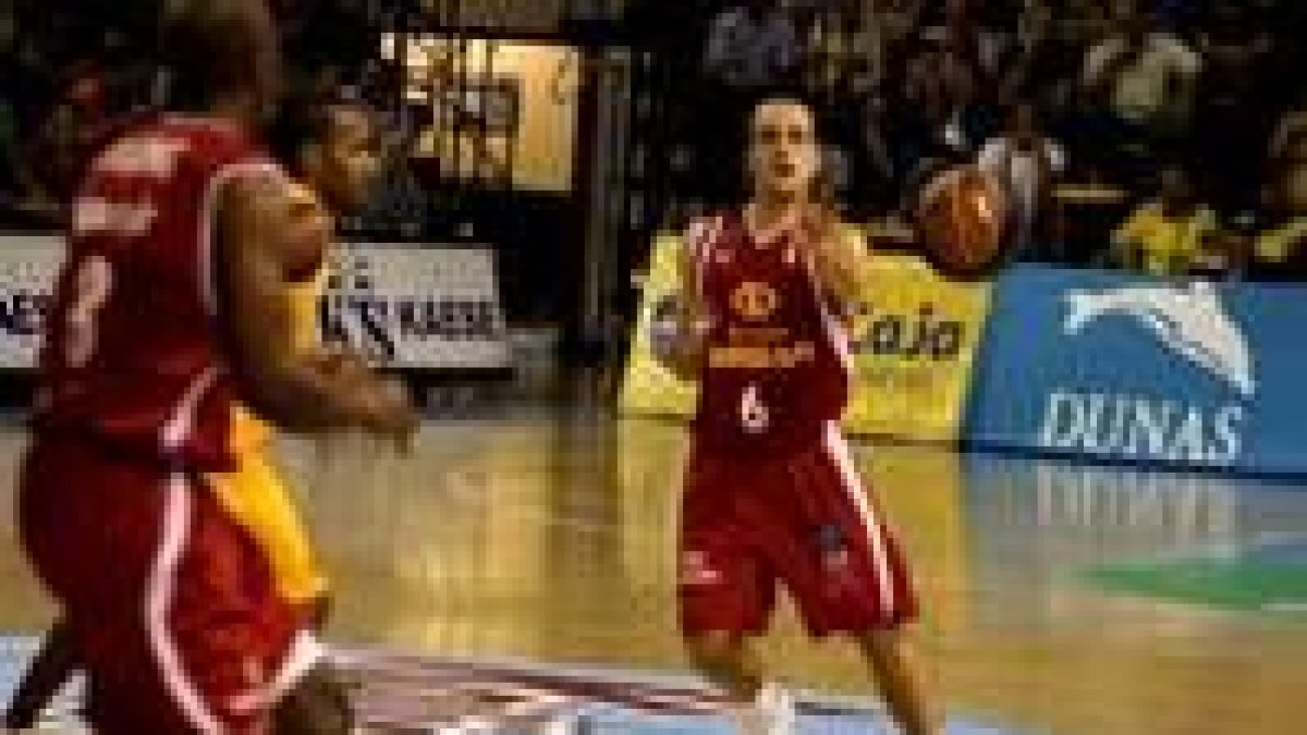 Marco envía el balón a Strong en un lance de un partido que se decidió tras el descanso