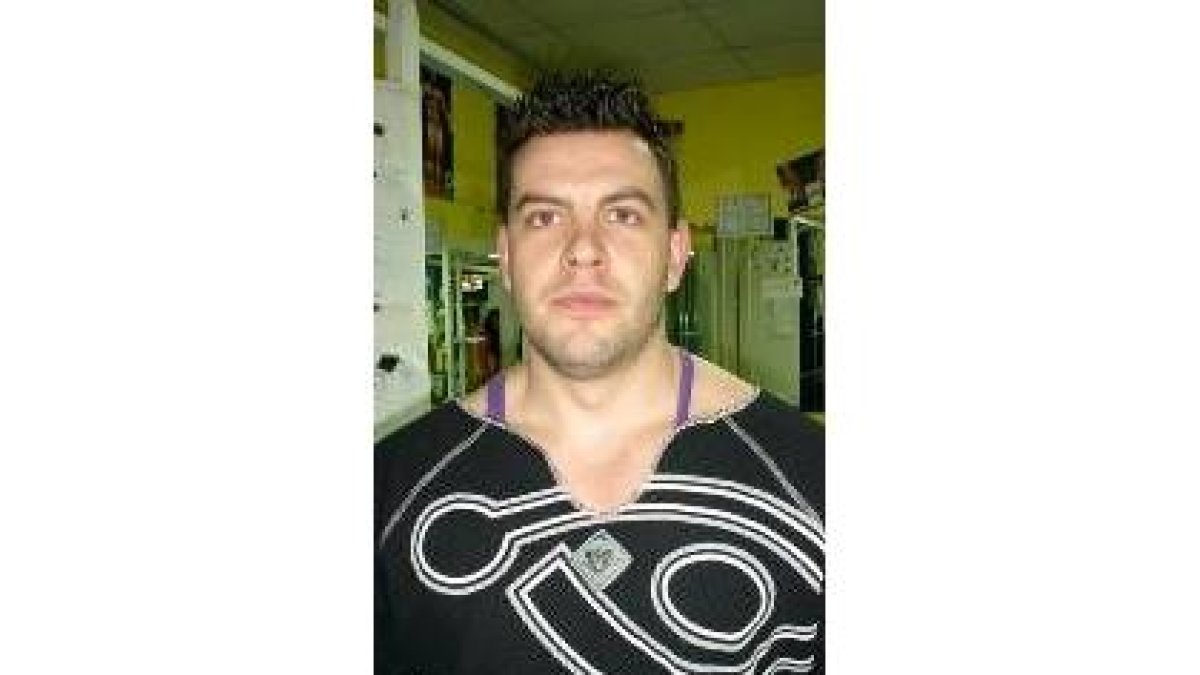Carlos Voces, entrenando en  el gimnasio Cobarca