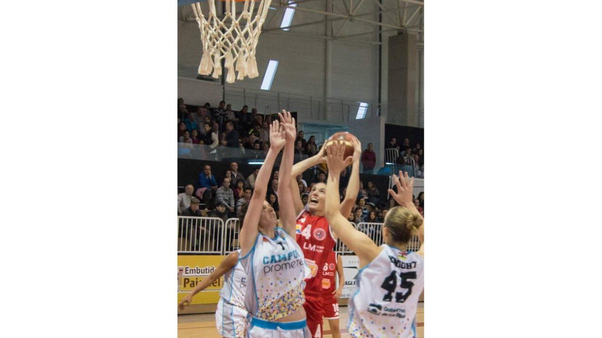 Anna Gómez se impone a Miriam Goyache, Leslie Knight y Licet Castillo para anotar.