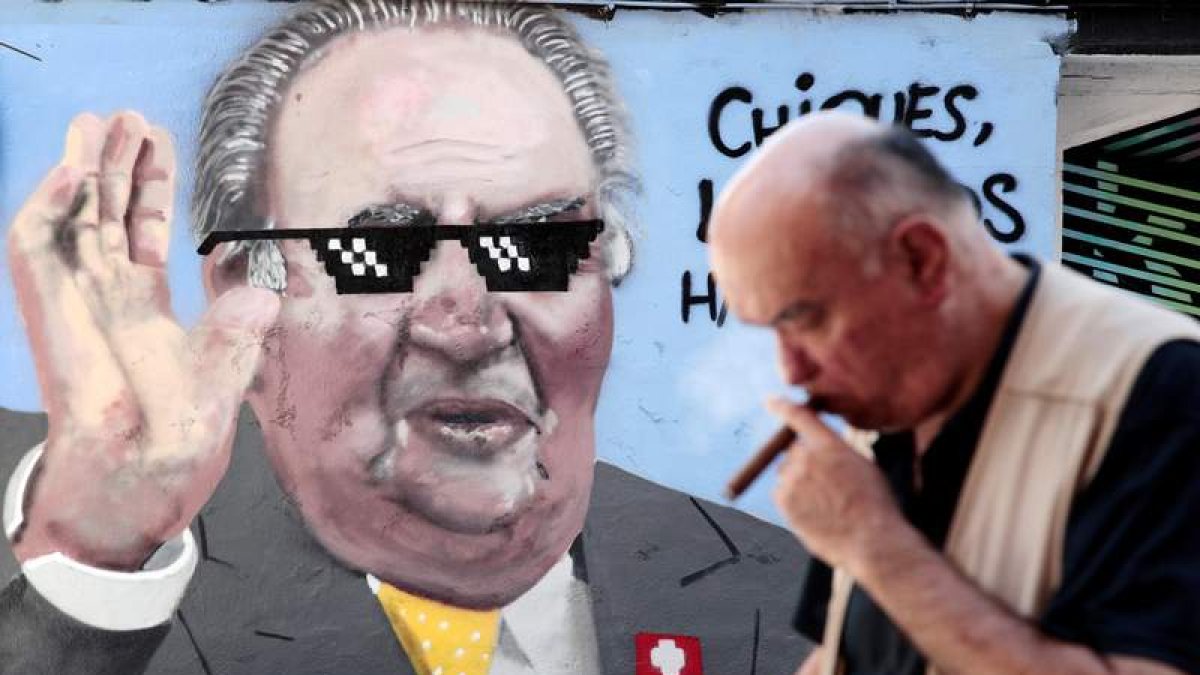 Un grafiti del rey emérito, Juan Carlos I, firmado por el artista J. Warx, en una calle de Valencia. BIEL ALIÑO