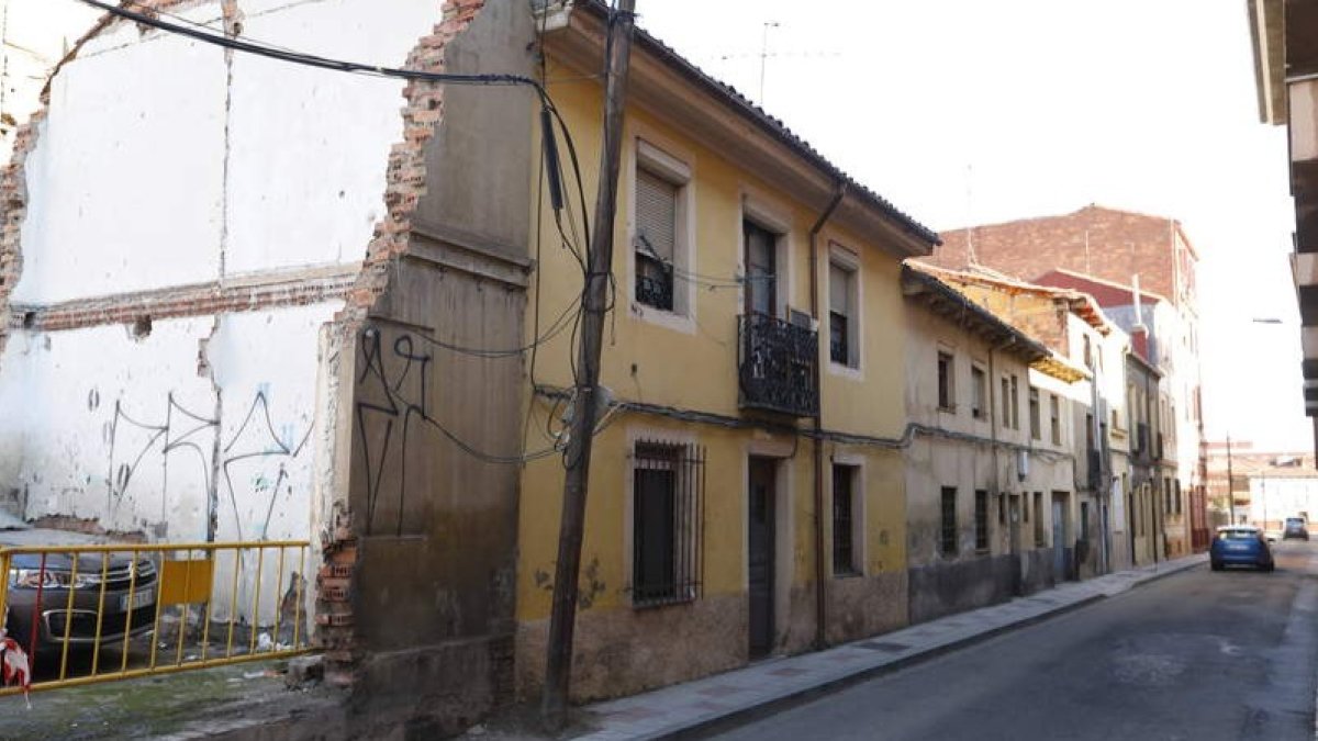Las casas que quedan en pie darán paso a la Ronda Interior. MARCIANO PÉREZ