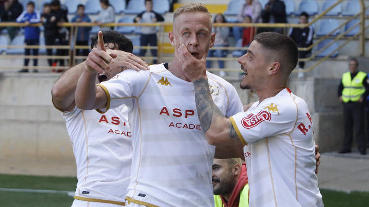 El gol anotado por Nico Obolskii da a la Cultural un triunfo que acerca a la permanencia en Primera Federación. Solís y Alarcón felicitan al delantero ruso. FERNANDO OTERO