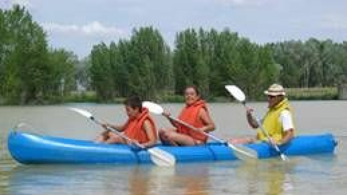 Los visitantes pueden disfrutar de un paseo por las aguas del Cea