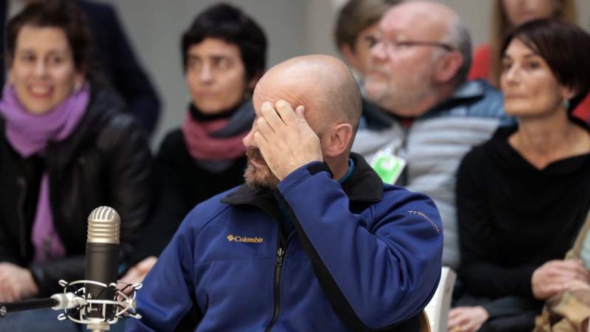 Sergio Polo se cubre la cara con la mano para evitar ser fotografiado. ZIPI / EFE