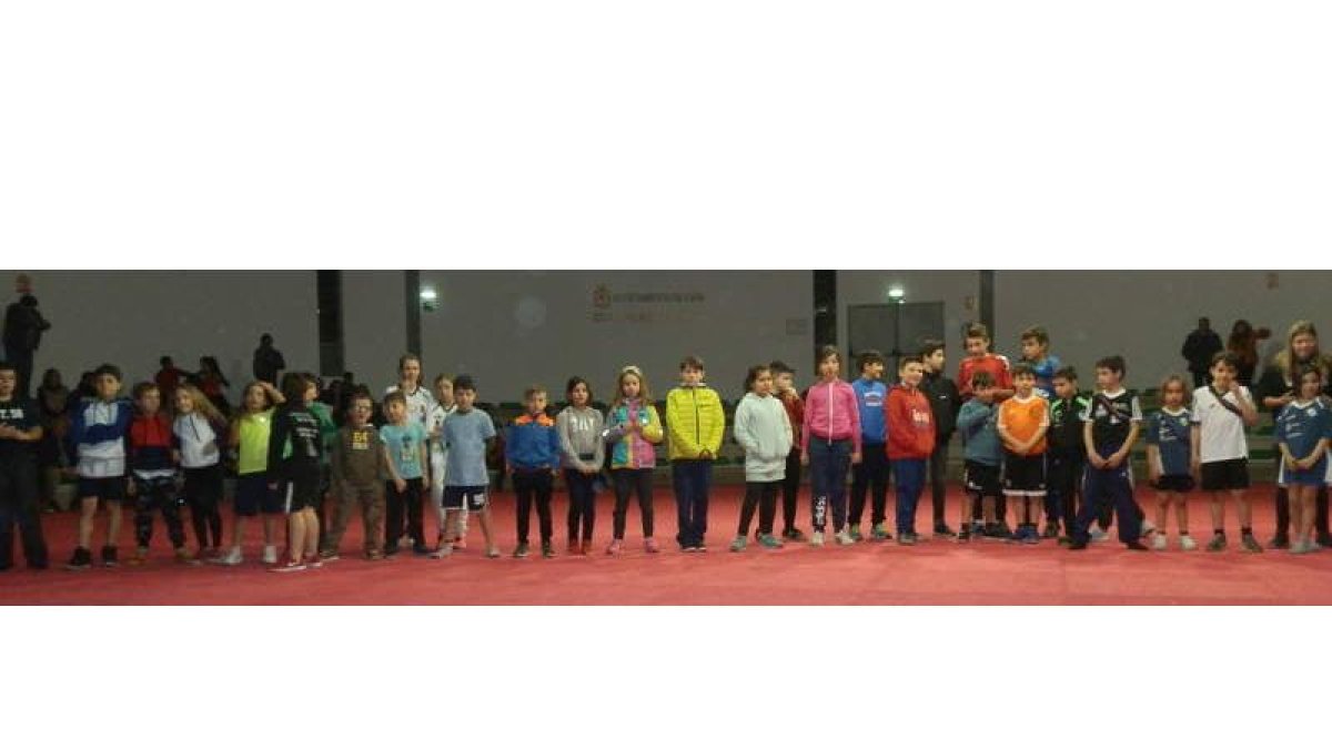 Foto de familia de los participantes en el corro de base de carnaval que se disputó en el luchódromo de la capital leonesa. J. O.