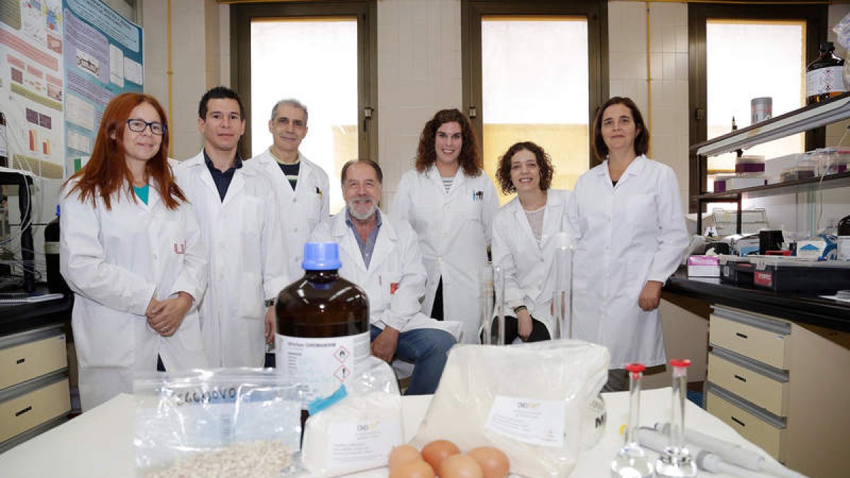 El equipo del área de fisiología de la Universidad de León, con parte de los productos que utilizan para su investigación.