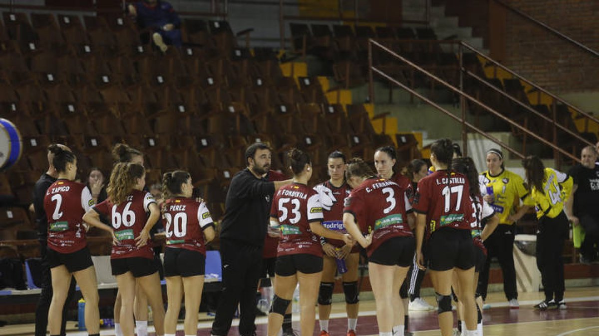 Partido de balonmano de división de honor plata Cleba - Zonzamas. F. Otero Perandones.
