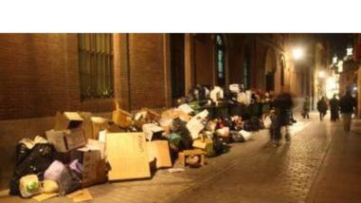 Foto de archivo de la acumulación de basura en el centro de León por la huelga del CTR en la primera