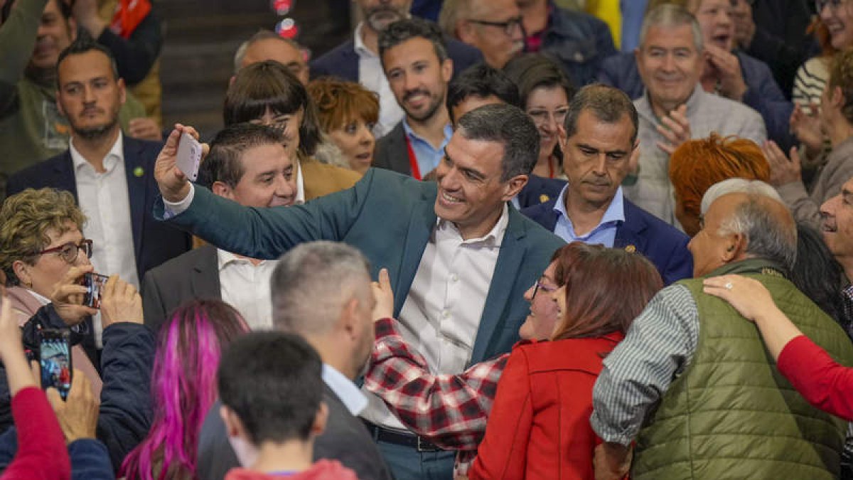 Pedro Sánchez se toma una foto con un grupo de simpatizantes ayer, en Albacete. MANU