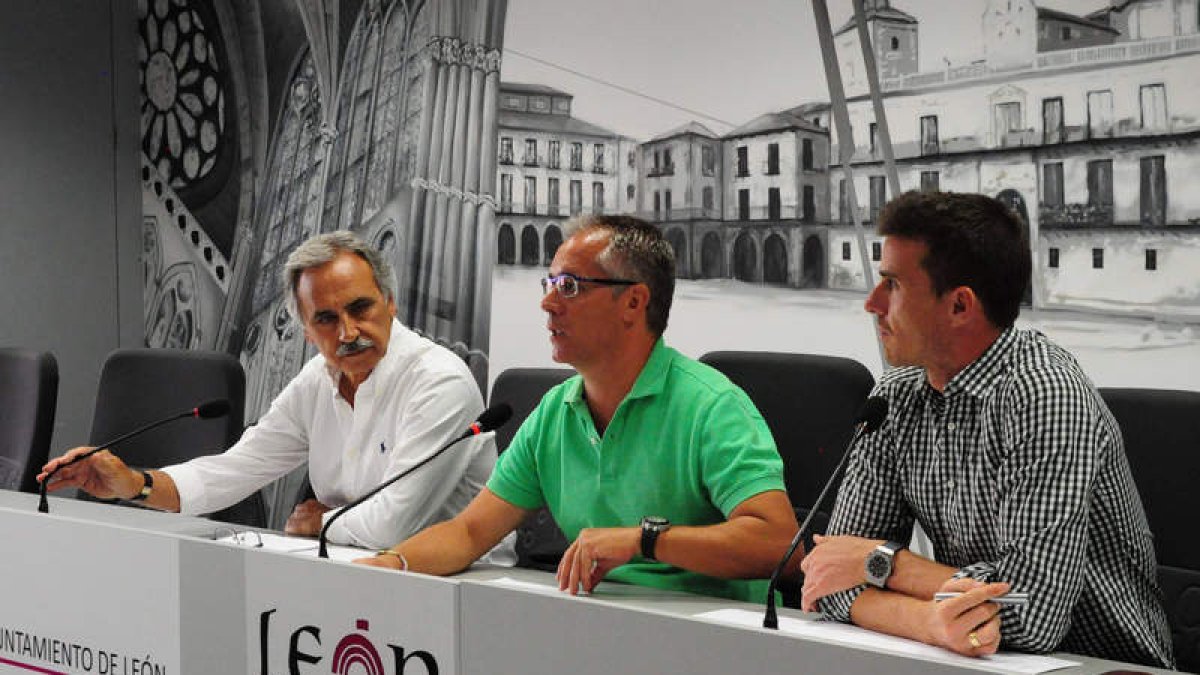 Manuel Carnero, López Benito y Santi Santos. JAVIER SUÁREZ-QUIÑONES