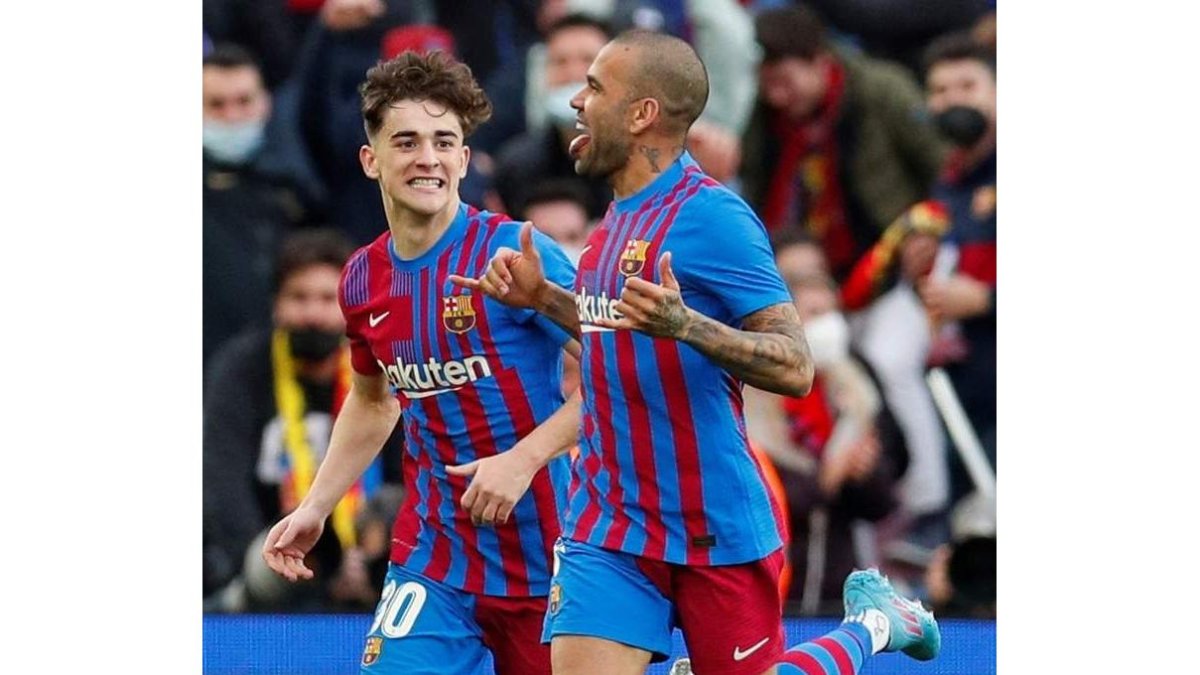 Dani Alves celebra con Gavi el cuarto gol del Barcelona ante el Atlético de Madrid. ALEJANDRO GARCÍA