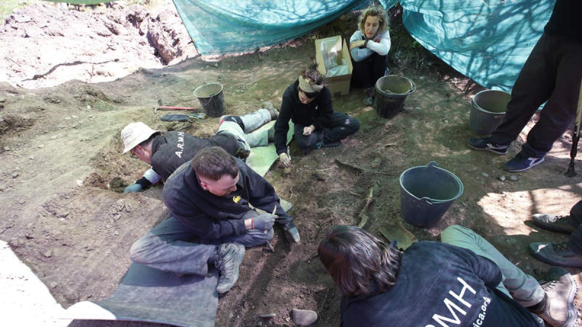 Un momento de la exhumación de la ARMH ayer en la fosa de Busdongo. RAMIRO