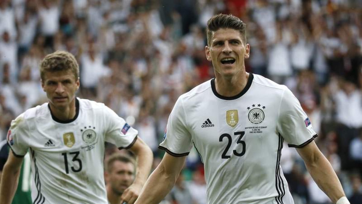Mario Gómez celebra el gol que dio ayer el triunfo a Alemania ante Irlanda del Norte. LAURENT