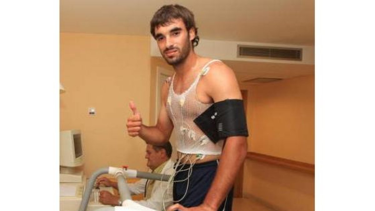 Urzaiz pasó ayer el reconocimiento médico y después fue presentado por la Ponferradina.