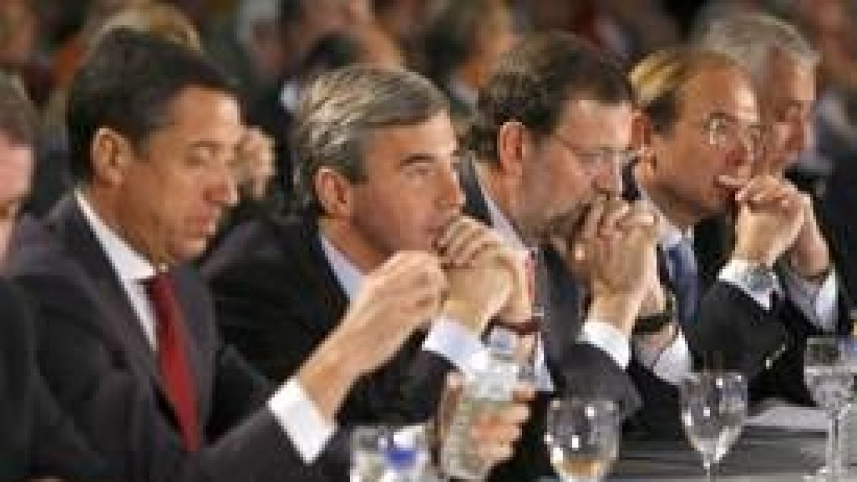 Zaplana, Acebes, Rajoy y Pío García Escudero escuchan la intervención de Herrera en la convención