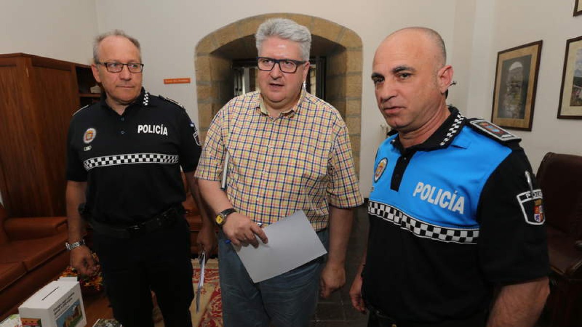 Borraz, Miranda y Pereira en la presentación del operativo, ayer en el Ayuntamiento. L. DE LA MATA