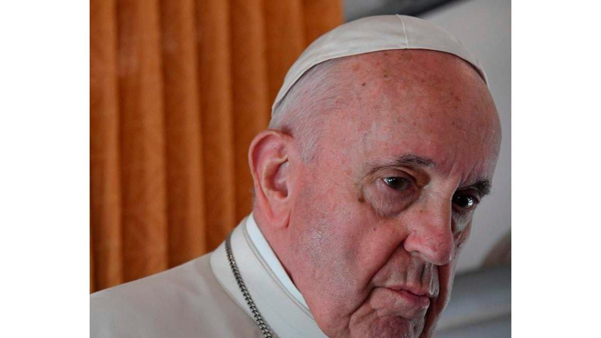 El papa, en el avión de regreso de Eslovaquia. TIZIANA FABI
