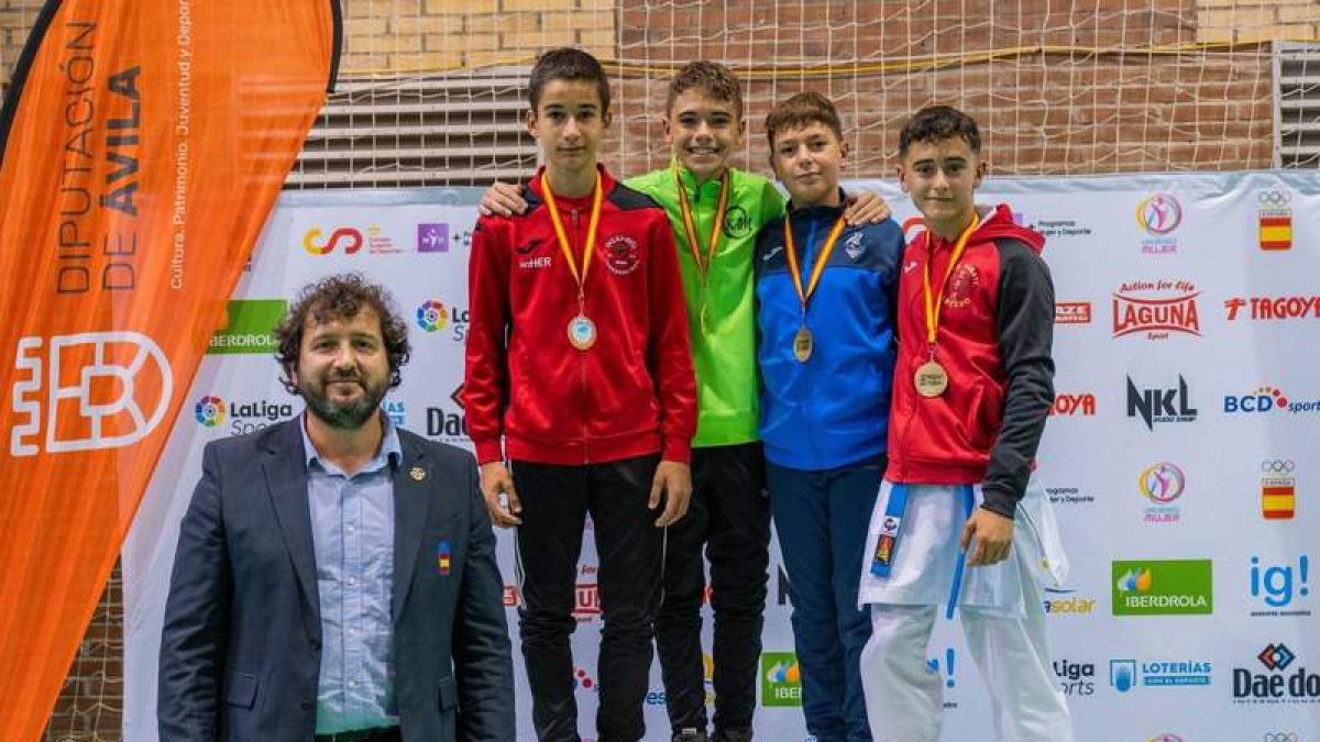 Dejan Carcedo, a la derecha, posa en el podio con la medalla de bronce obtenida. DL