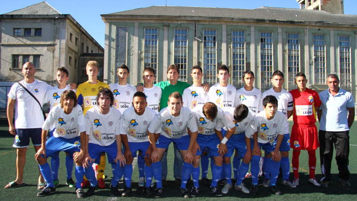 Formación del equipo del León CF que lidera el grupo B de la 1.ª División Regional Juvenil.