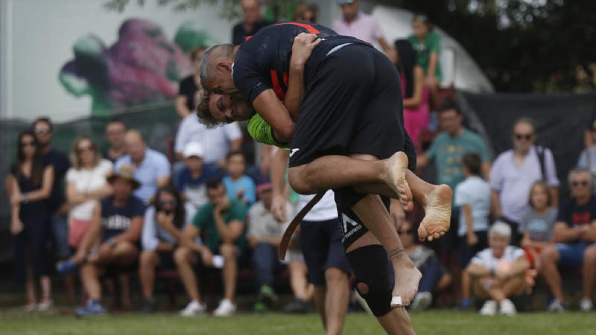 Florian Yugueros y Javier Oblanca, en su combate de ligeros. FERNANDO OTERO