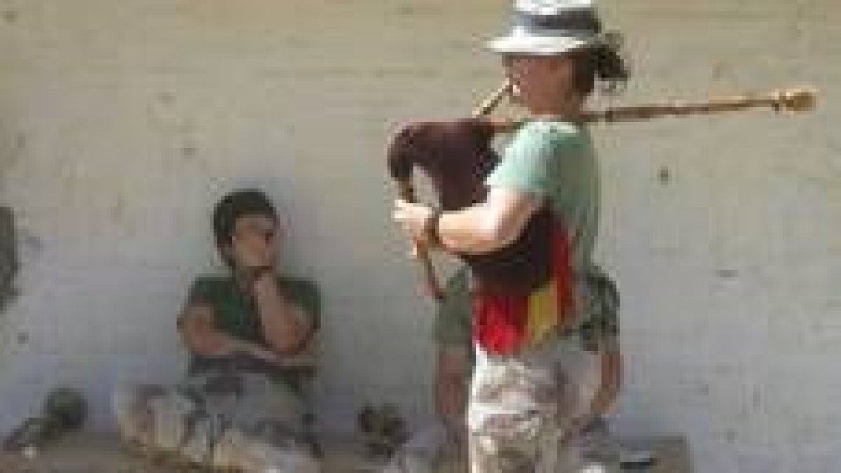 Una soldado del contingente español toca la gaita durante un momento de asueto en «Base España»