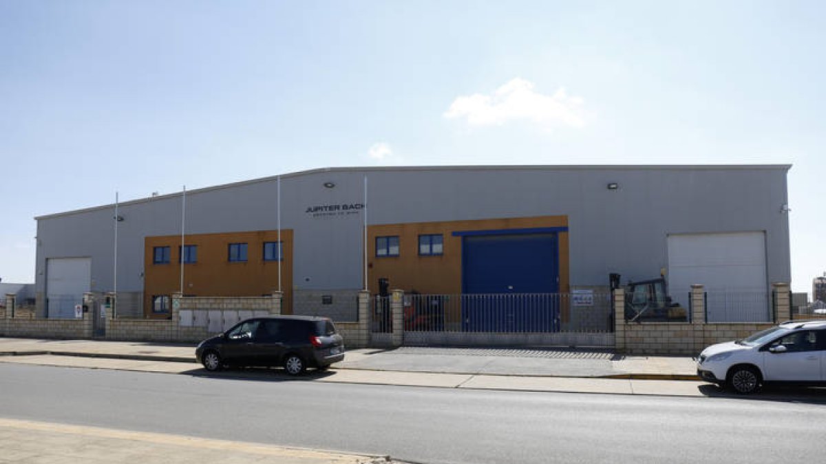 Instalaciones de la empresa Júpiter Bach, en el polígono de Villadangos del Páramo. FERNANDO OTERO