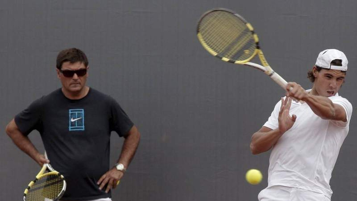 Toni, a la izquierda, cree que Rafa Nadal necesita calma para volver y estar al máximo nivel.