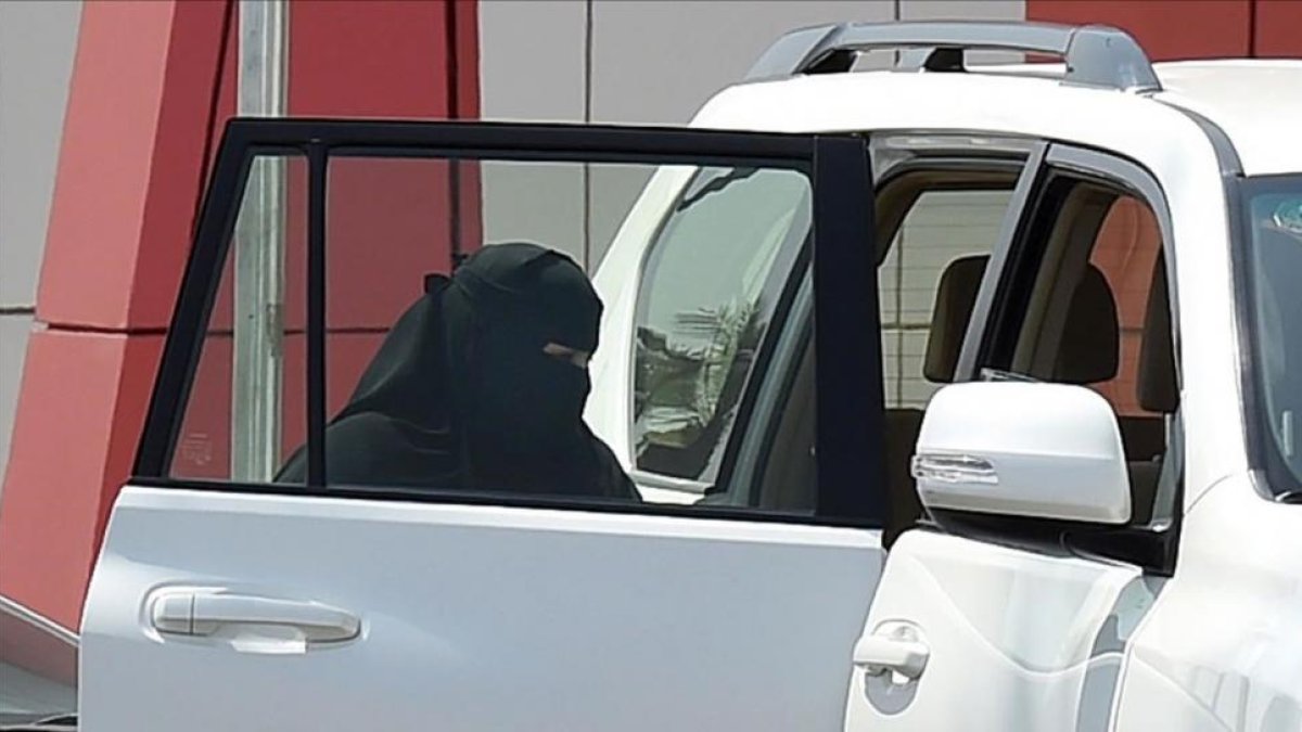 Una mujer entra en un coche en Riad.
